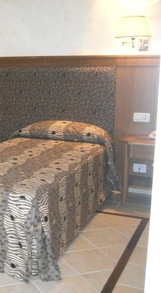 Hotel Ristorante La Lampara Джицерия Стая снимка