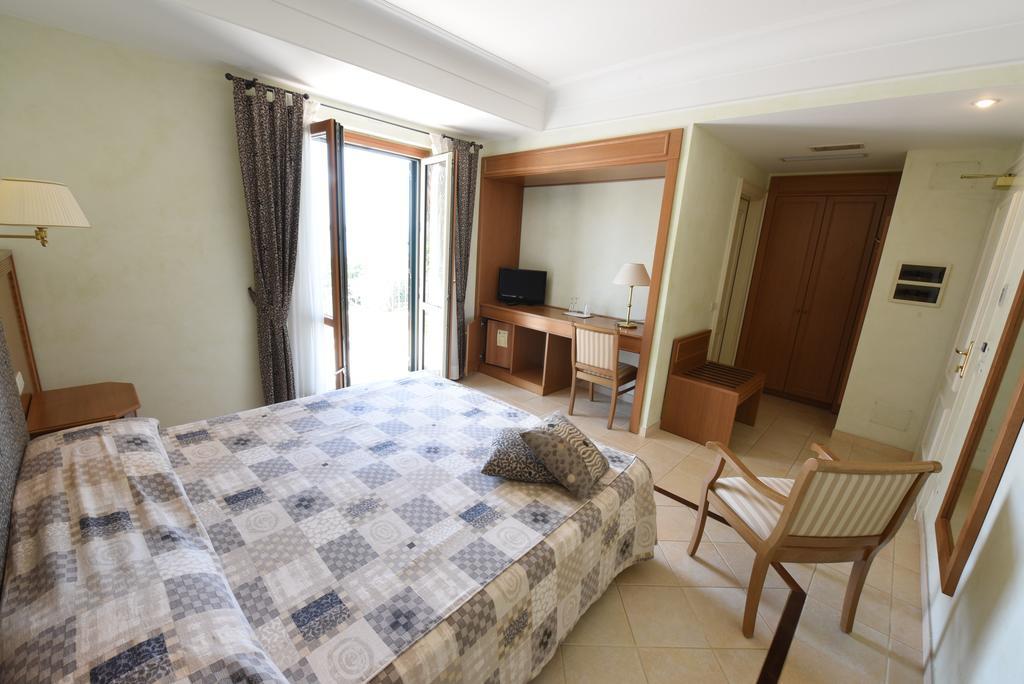 Hotel Ristorante La Lampara Джицерия Стая снимка